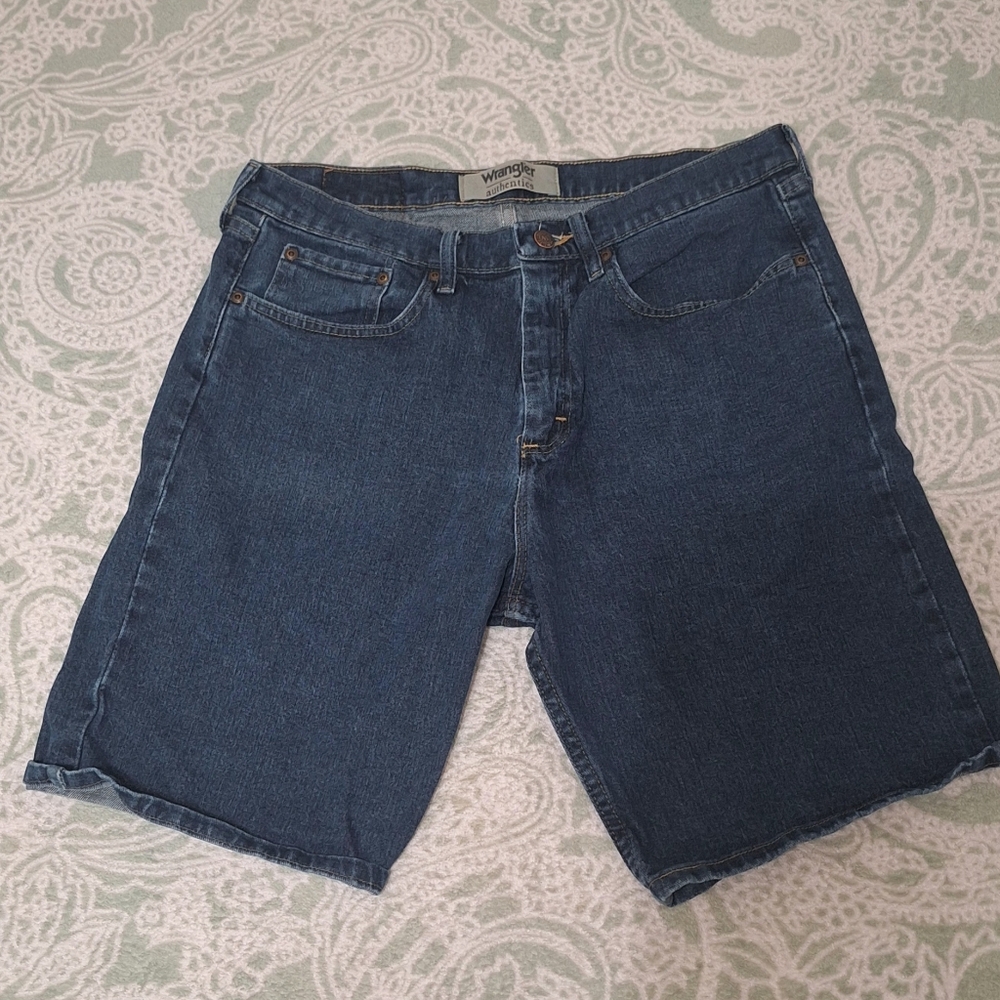 Wrangler Shorts Size 33 Dark Wash